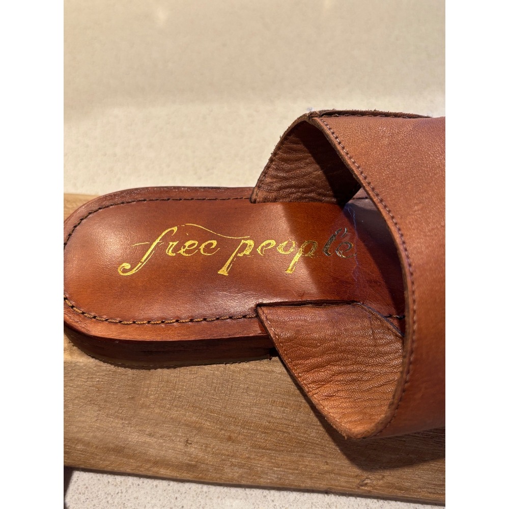 Free People Womens Leather Toe Loop Slide Sandals Brown Tan Flat ~ ~ ~ Size 40 - Picture 2 of 8